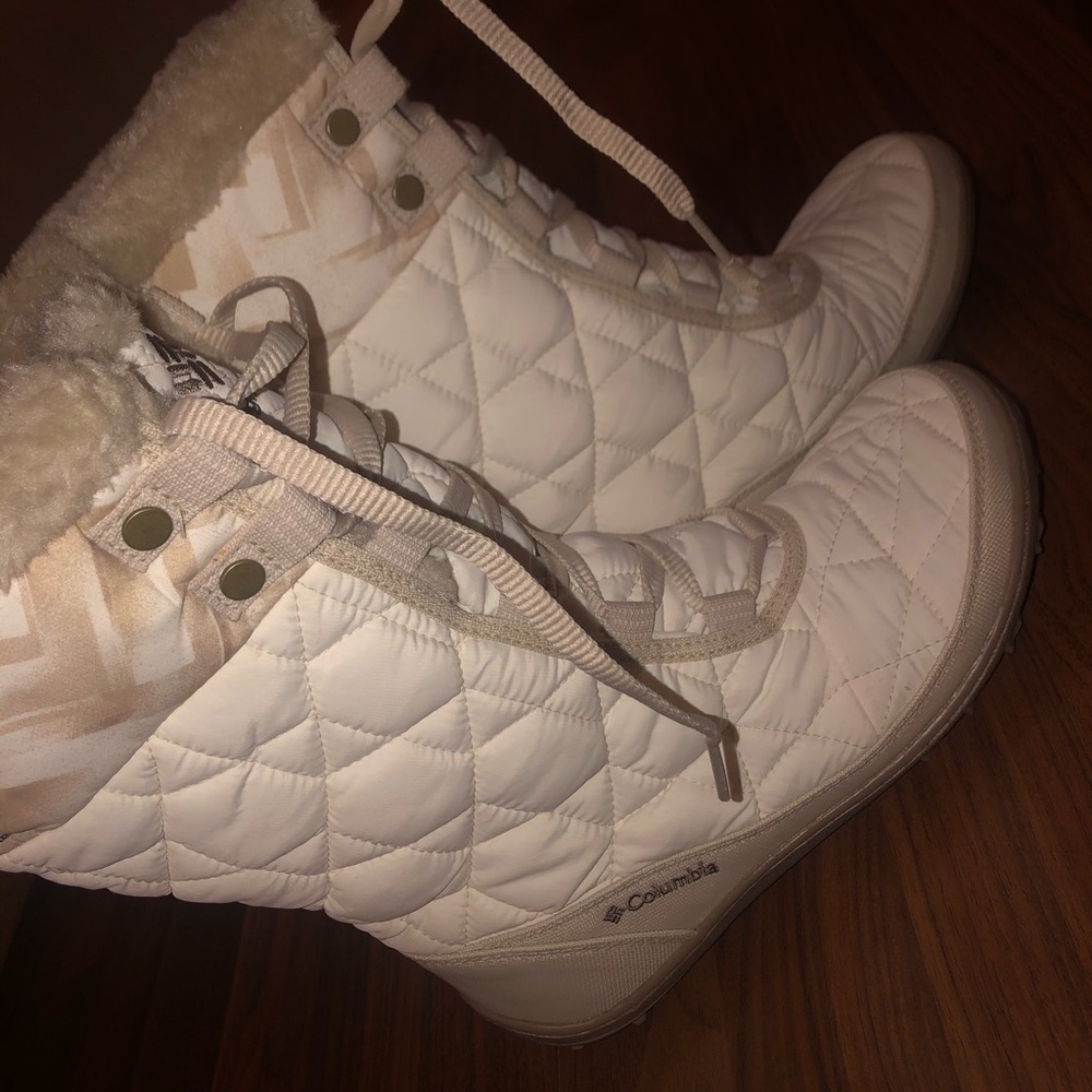 COLUMBIA WOMENS SNOW BOOTS